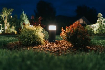 Met deze verlichtingstips geniet je langer van je tuin